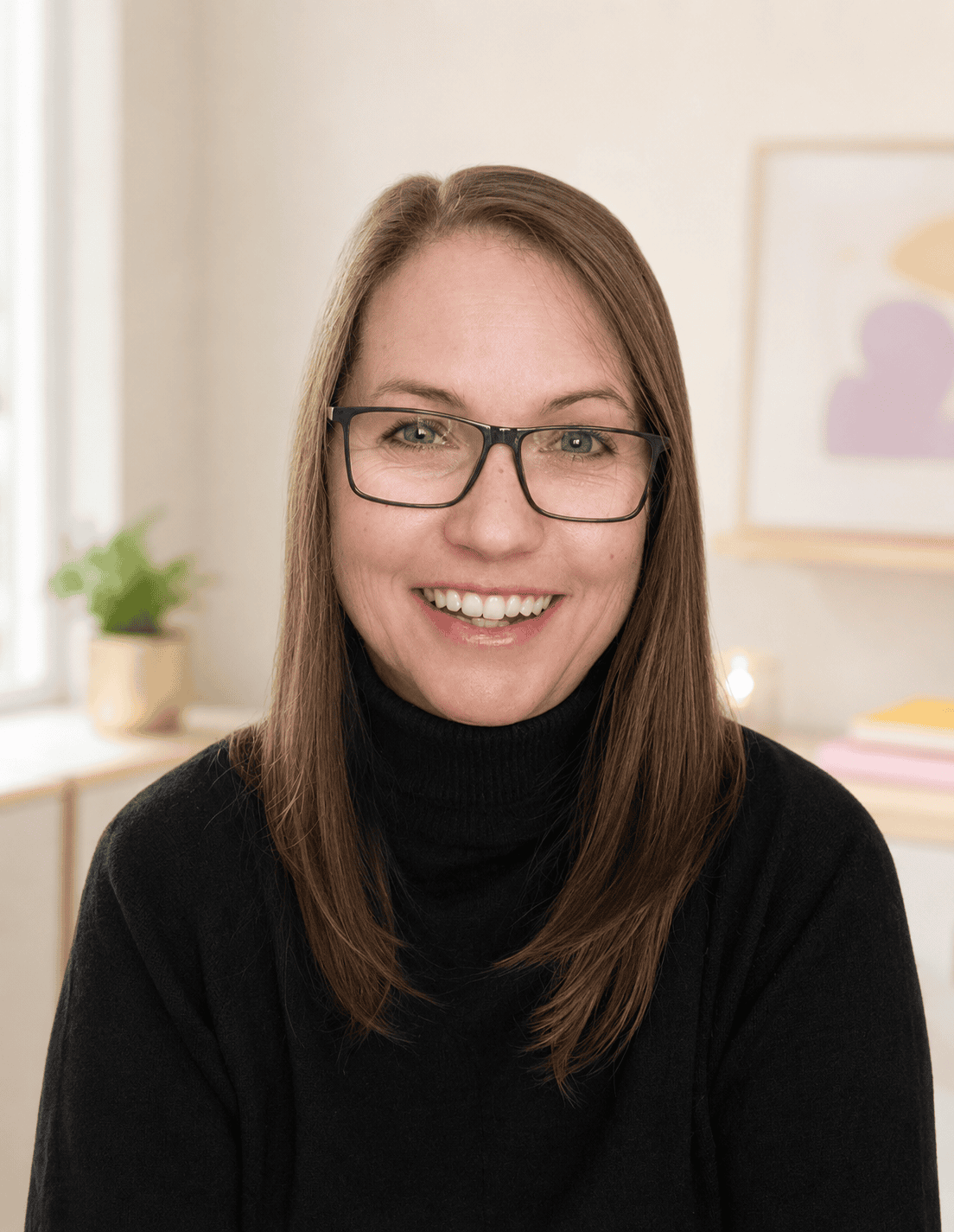 Andi, Webdesignerin und Content Creatorin von designbyandi, Porträt im hellen modernen Raum